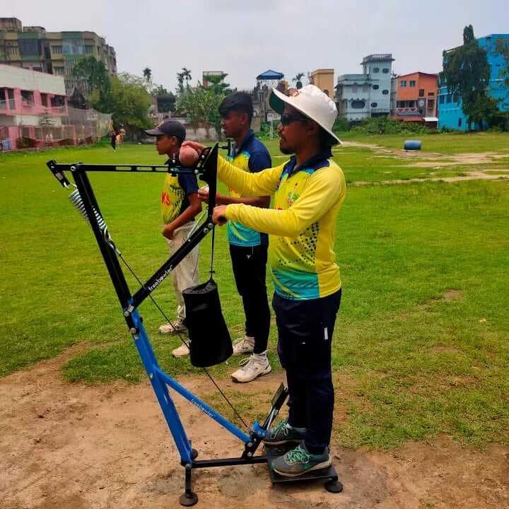 bowling machine ka access paiye aapke aaspaas cricket academy main